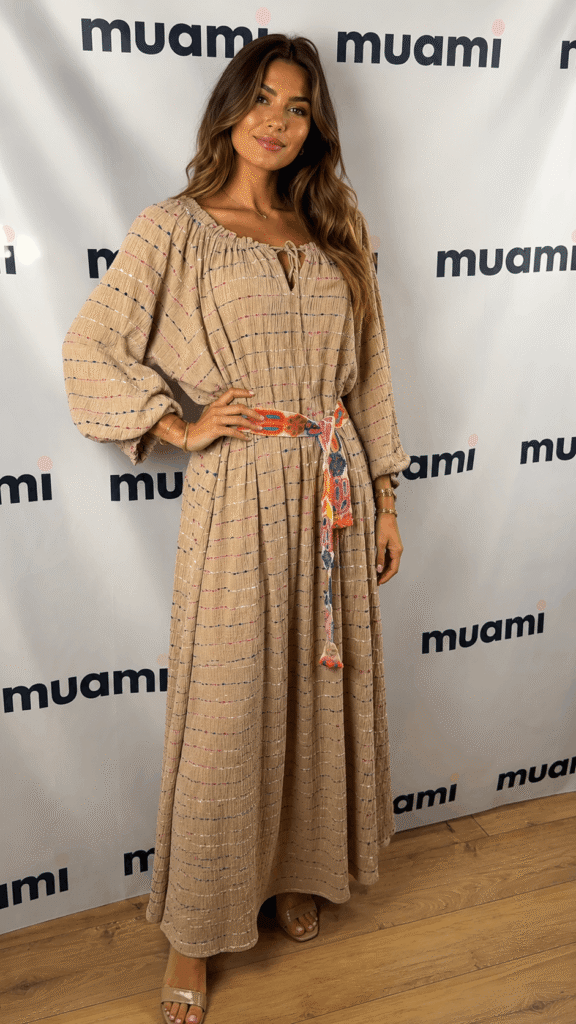 Sukienka boho maxi z ozdobnym paskiem, beżowa